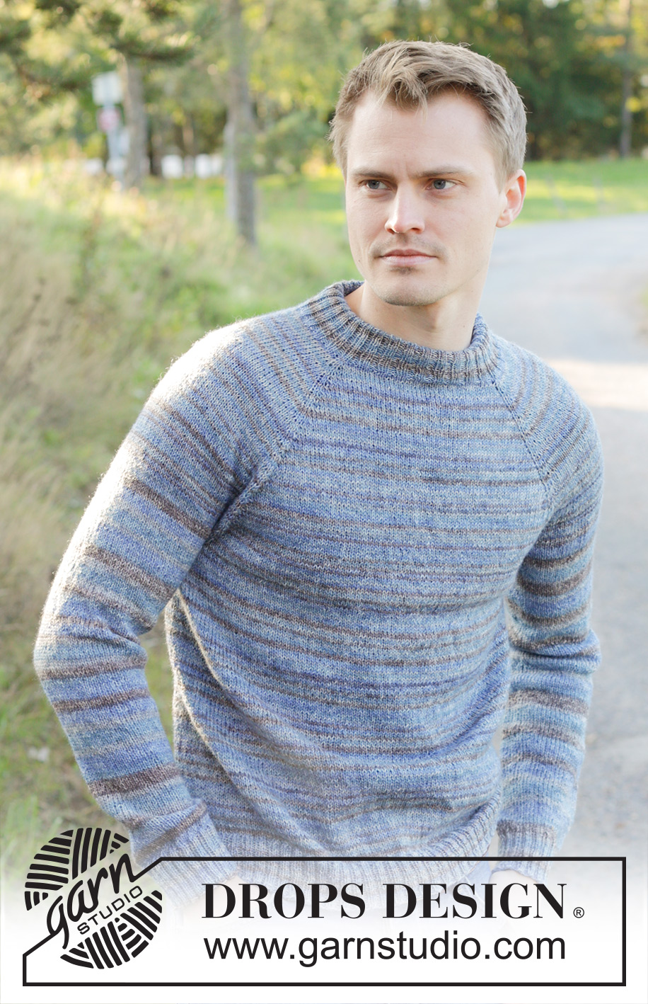 Blue Terrain / DROPS 246-41 - Pull tricoté de haut en bas pour homme en DROPS Fabel. Se tricote avec emmanchures raglan et col doublé. Du S au XXXL.