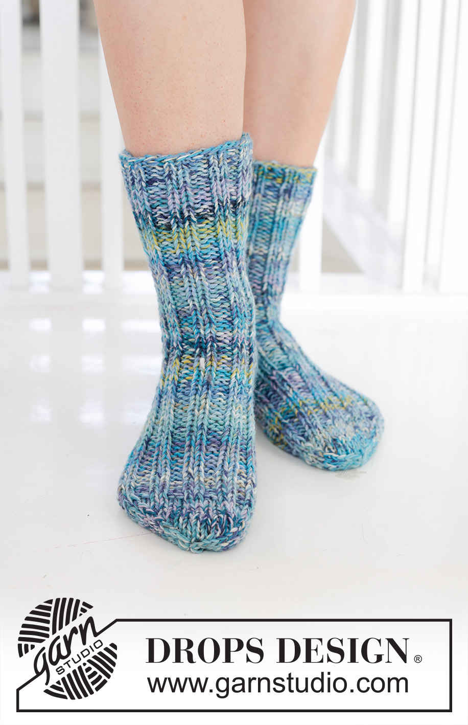 Underwater Parade Socks / DROPS 247-14 - Stickade sockor med resår i DROPS Fabel. Storlek 35 – 43.