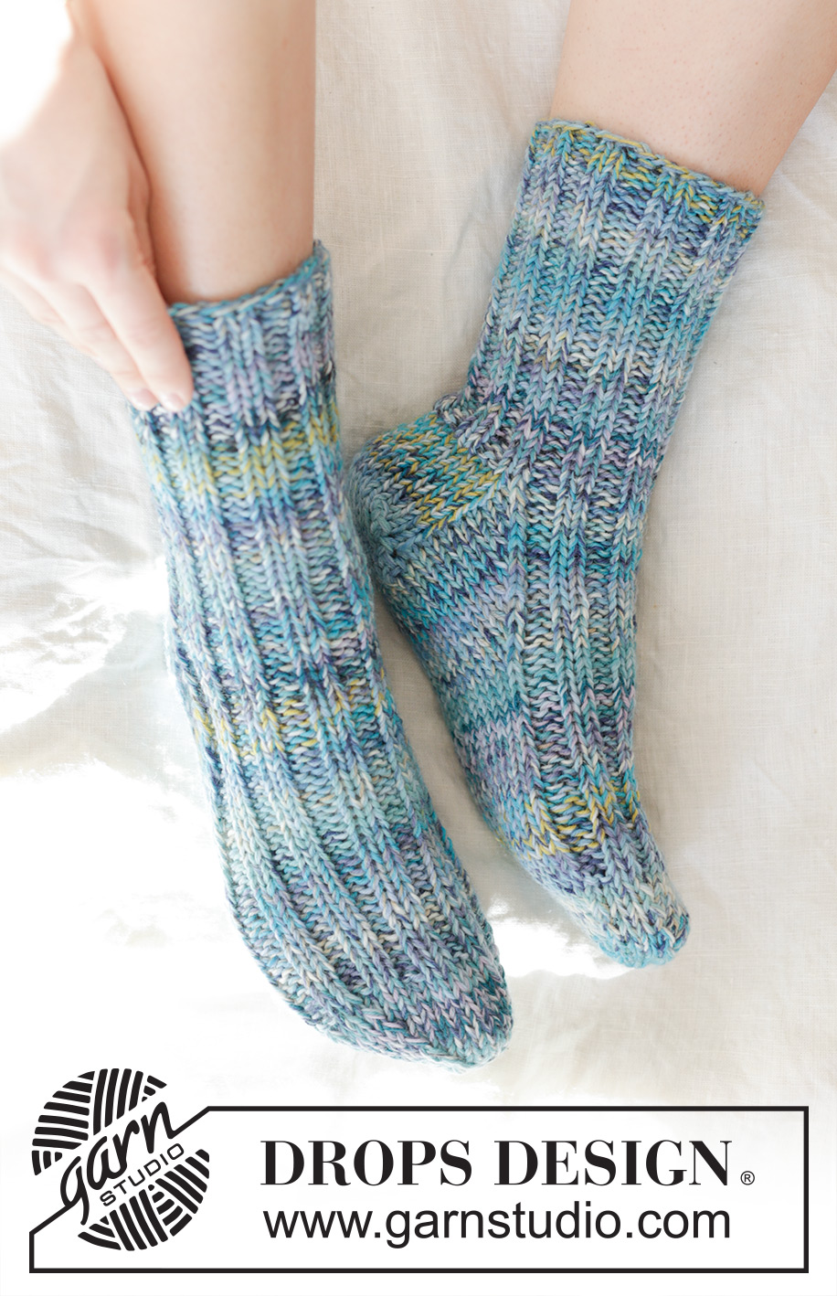 Underwater Parade Socks / DROPS 247-14 - Stickade sockor med resår i DROPS Fabel. Storlek 35 – 43.