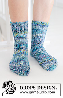 Underwater Parade Socks / DROPS 247-14 - Stickade sockor med resår i DROPS Fabel. Storlek 35 – 43.