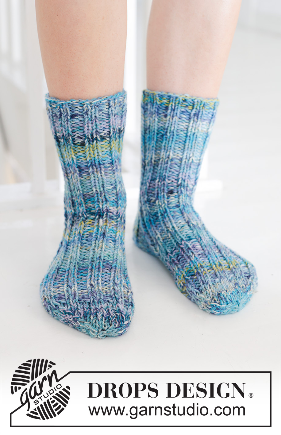 Underwater Parade Socks / DROPS 247-14 - Stickade sockor med resår i DROPS Fabel. Storlek 35 – 43.