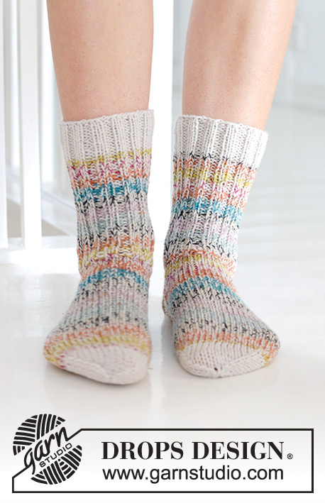 Spring Festival Socks / DROPS 247-15 - Kötött lábbeli harisnyakötéssel és bordásmintával, 2 szál DROPS Fabel fonalat összefogva. 35 - 43 -as méretben