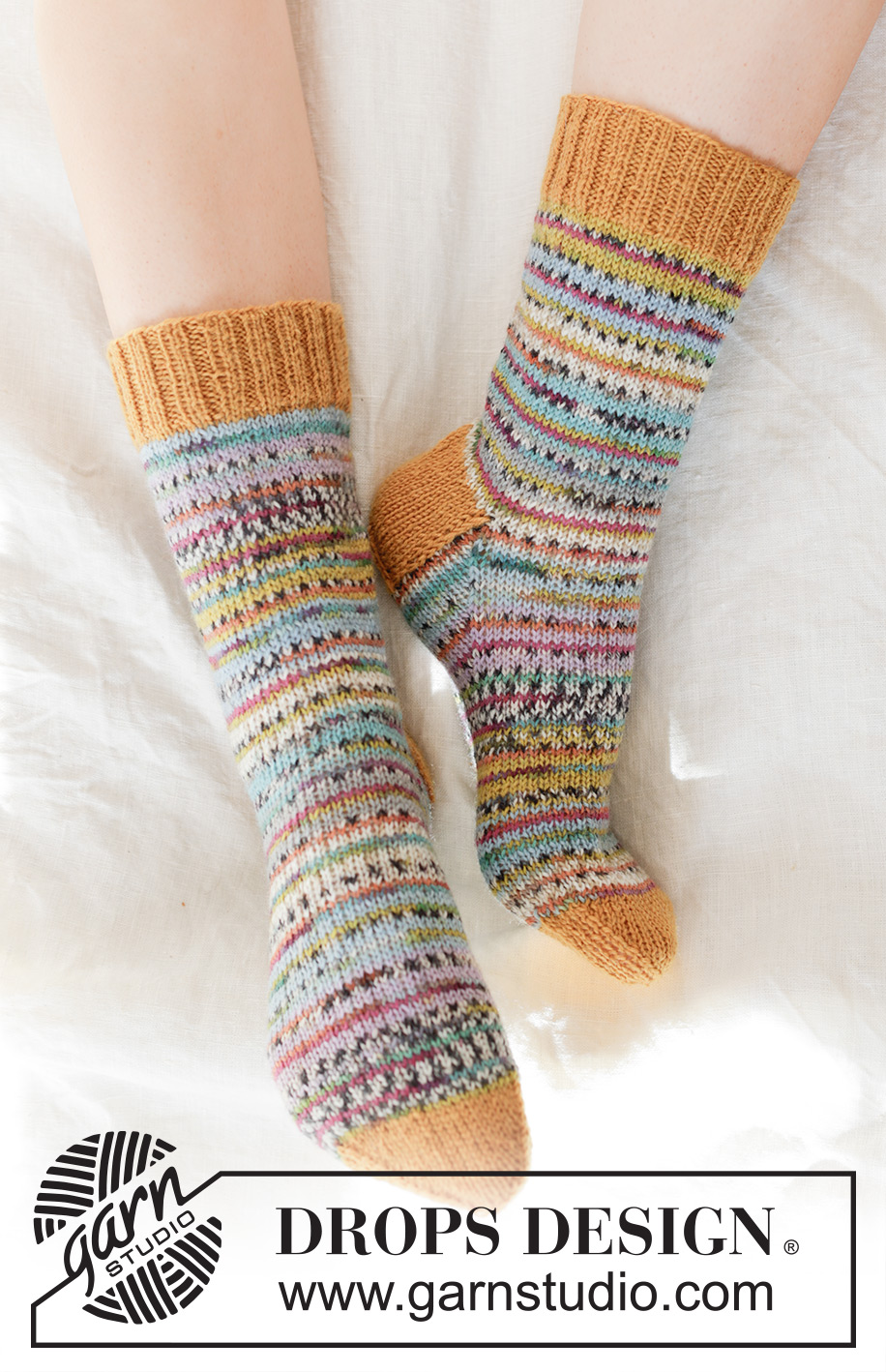Spring Carnival Socks / DROPS 247-16 - Kötött zokni DROPS Fabel fonalból. A darabot fentről lefelé haladva, harisnyakötéssel készítjük. 35 - 43-as méretben