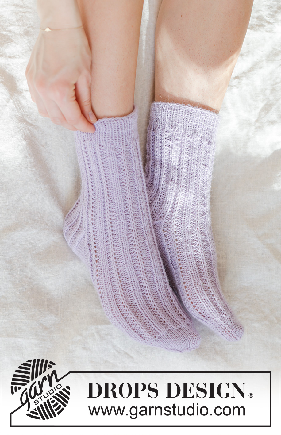 Sweet Chamomile Socks / DROPS 247-18 - Strikkede sokker med vrangbord og patent i DROPS Nord. Størrelse 35 – 43.