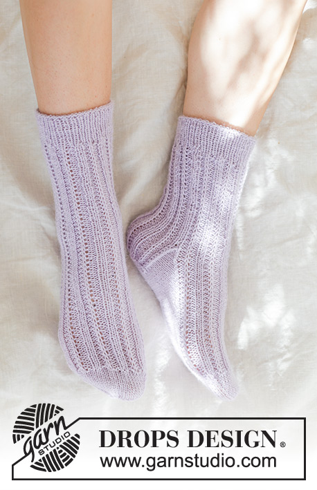 Sweet Chamomile Socks / DROPS 247-18 - Strikkede sokker med vrangbord og patent i DROPS Nord. Størrelse 35 – 43.