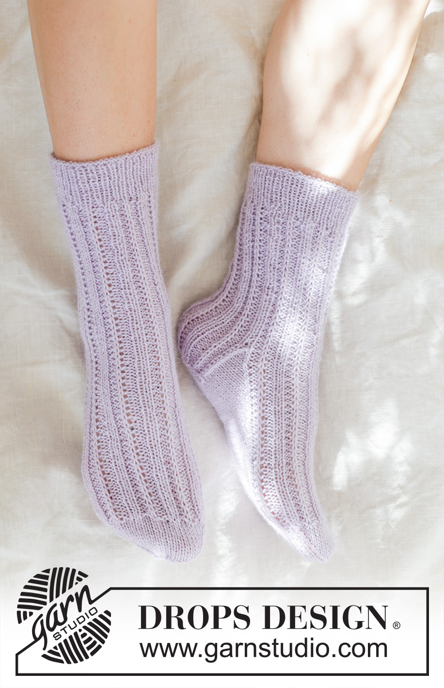 Sweet Chamomile Socks / DROPS 247-18 - Strikkede sokker med vrangbord og patent i DROPS Nord. Størrelse 35 – 43.