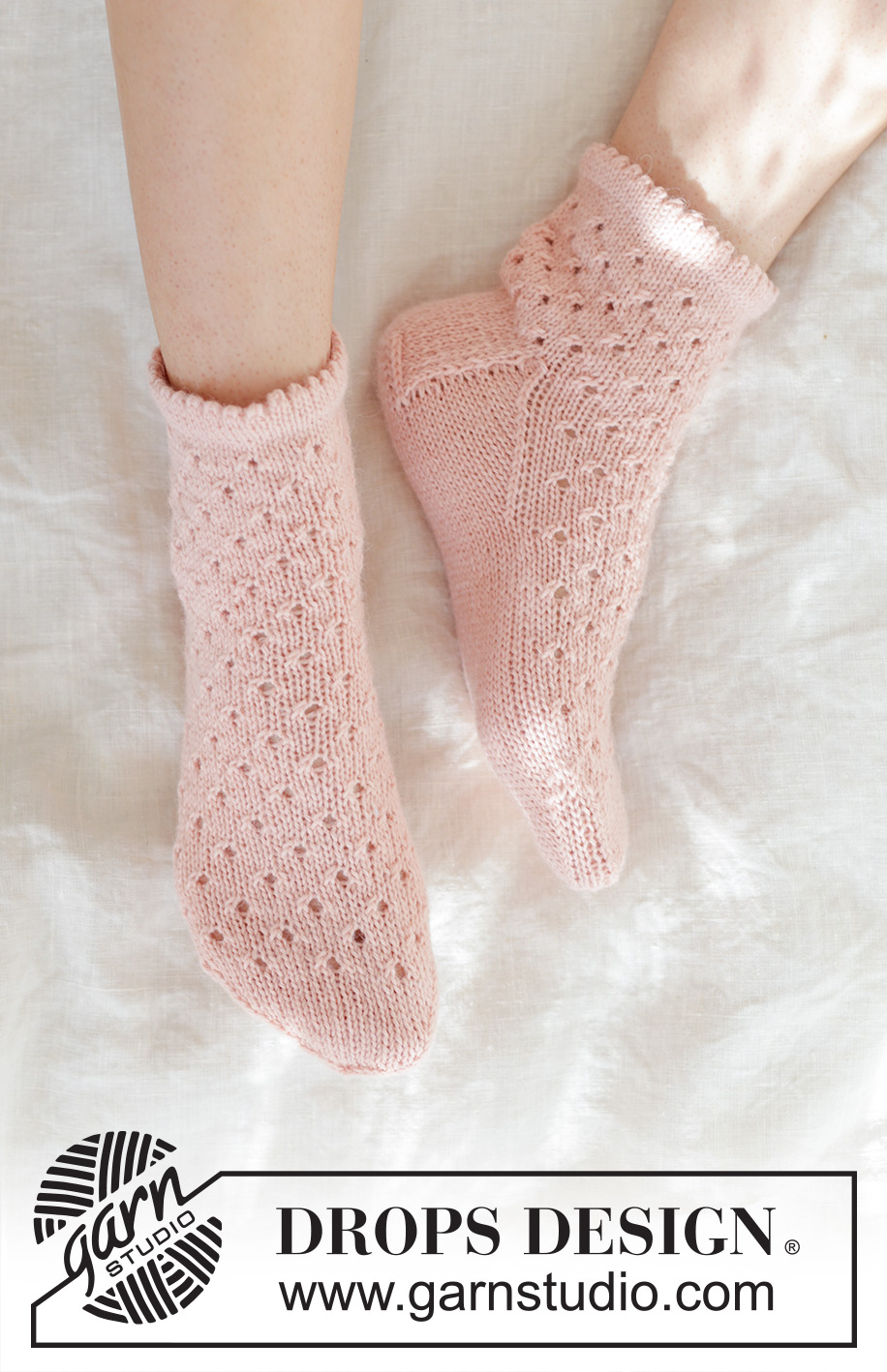 Pretty in Peach Socks / DROPS 247-19 - Ponožky pletené ažurovým vzorem z příze DROPS Nord. Velikost 35 – 43.