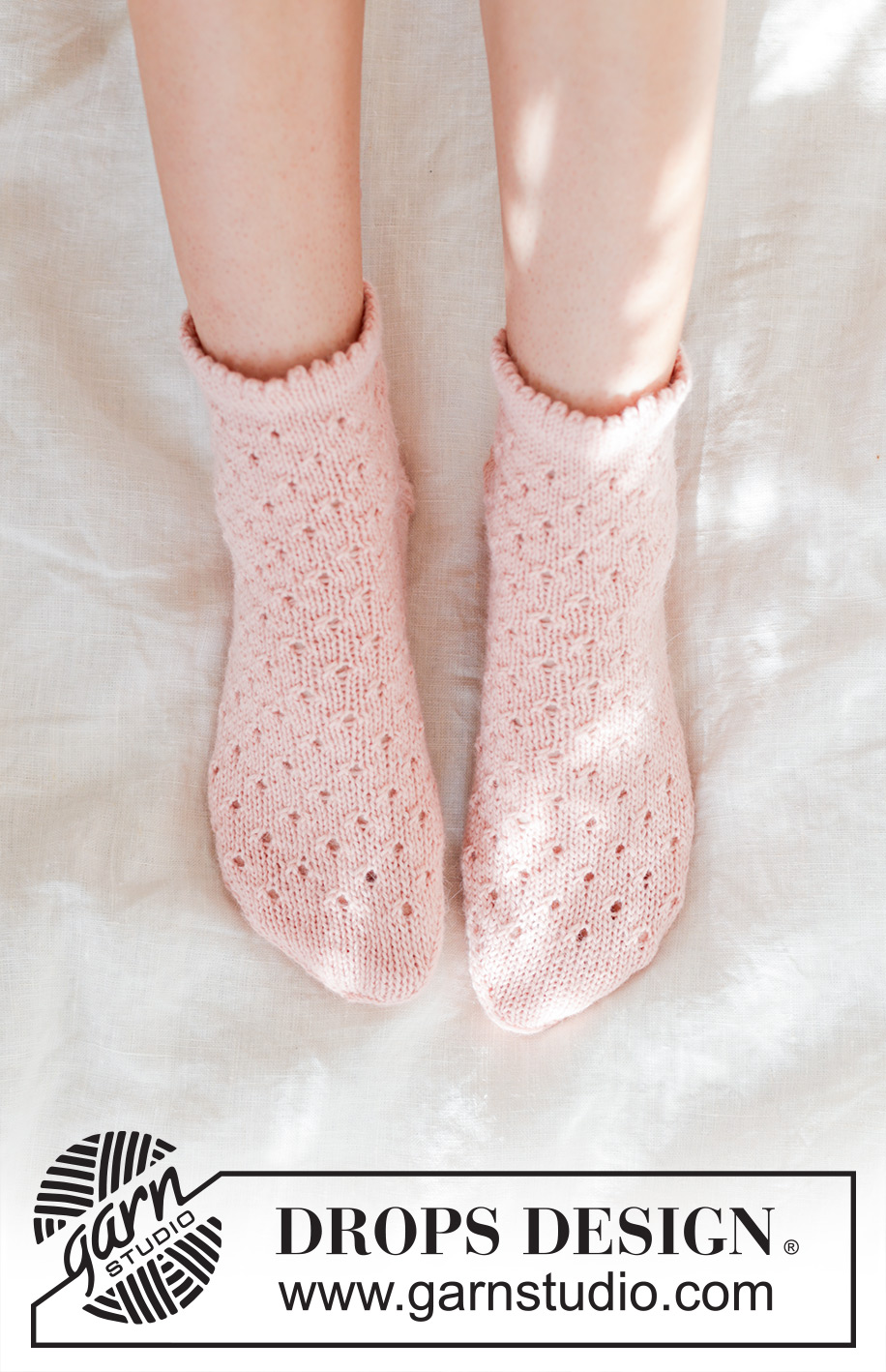 Pretty in Peach Socks / DROPS 247-19 - Ponožky pletené ažurovým vzorem z příze DROPS Nord. Velikost 35 – 43.