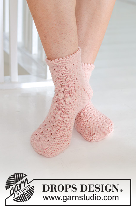 Pretty in Peach Socks / DROPS 247-19 - Ponožky pletené ažurovým vzorem z příze DROPS Nord. Velikost 35 – 43.