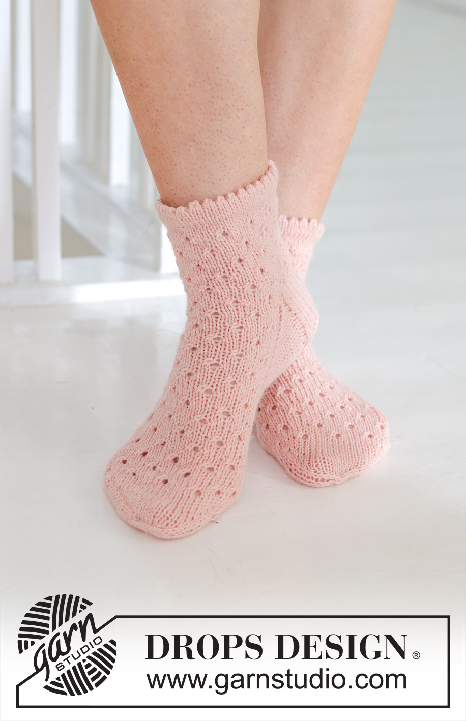Pretty in Peach Socks / DROPS 247-19 - Ponožky pletené ažurovým vzorem z příze DROPS Nord. Velikost 35 – 43.