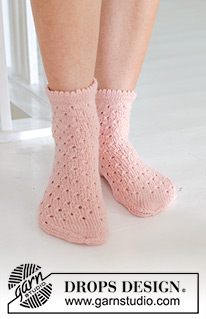 Pretty in Peach Socks / DROPS 247-19 - Ponožky pletené ažurovým vzorem z příze DROPS Nord. Velikost 35 – 43.