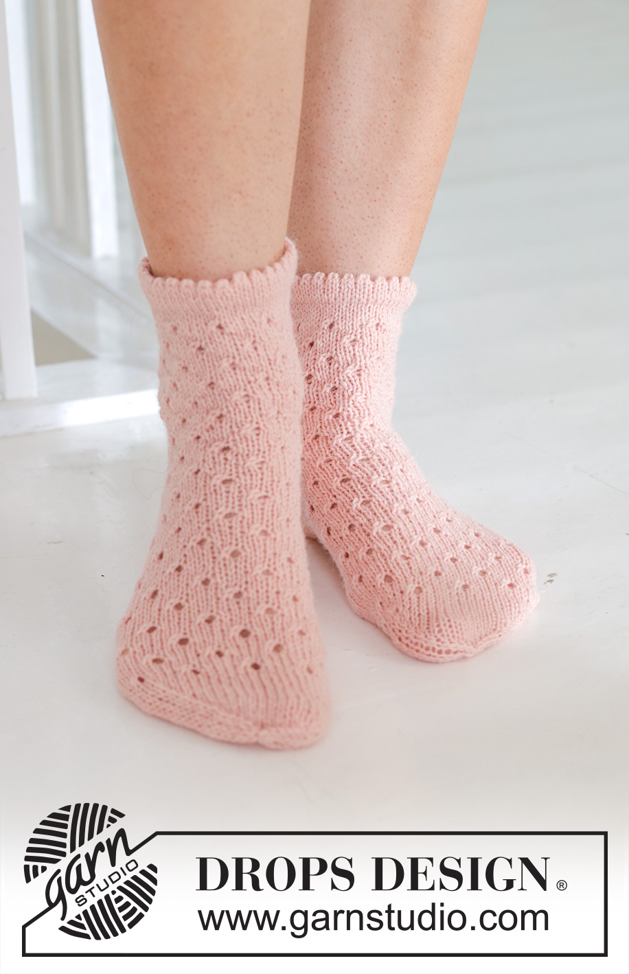 Pretty in Peach Socks / DROPS 247-19 - Ponožky pletené ažurovým vzorem z příze DROPS Nord. Velikost 35 – 43.