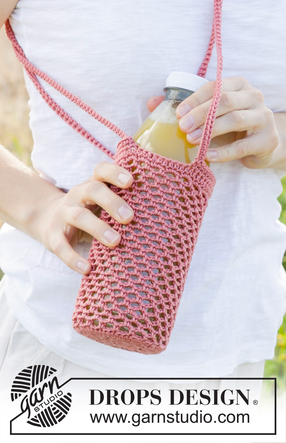 Oasis Bottle Holder / DROPS 247-7 - Crocheted bottle bag in DROPS Muskat. The piece is worked in the round, bottom up.