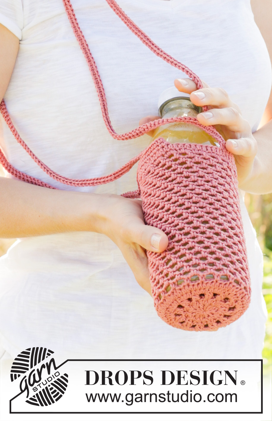 Oasis Bottle Holder / DROPS 247-7 - Crocheted bottle bag in DROPS Muskat. The piece is worked in the round, bottom up.