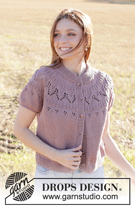 Plum Love Cardigan / DROPS 248-30 - Gestrickte Jacke mit kurzen Ärmeln in DROPS Muskat. Die Arbeit wird von oben nach unten mit doppelter Halsblende, Rundpasse und Lochmuster gestrickt. Größe S - XXXL.