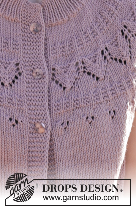 Plum Love Cardigan / DROPS 248-30 - Gestrickte Jacke mit kurzen Ärmeln in DROPS Muskat. Die Arbeit wird von oben nach unten mit doppelter Halsblende, Rundpasse und Lochmuster gestrickt. Größe S - XXXL.