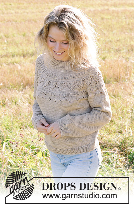 Sand Notes / DROPS 248-31 - Strikket bluse i DROPS Muskat. Arbejdet strikkes oppefra og ned med dobbelt halskant, rundt bærestykke og hulmønster. Størrelse S - XXXL.