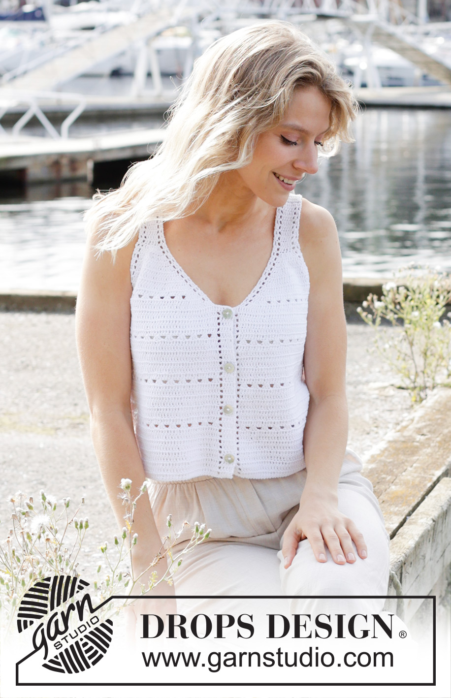 Moonstone Meadow / DROPS 249-26 - Hæklet top / singlet / vest i DROPS Safran. Arbejdet hækles oppefra og ned med stangmasker, hulmønster og V-hals. Størrelse S - XXXL.