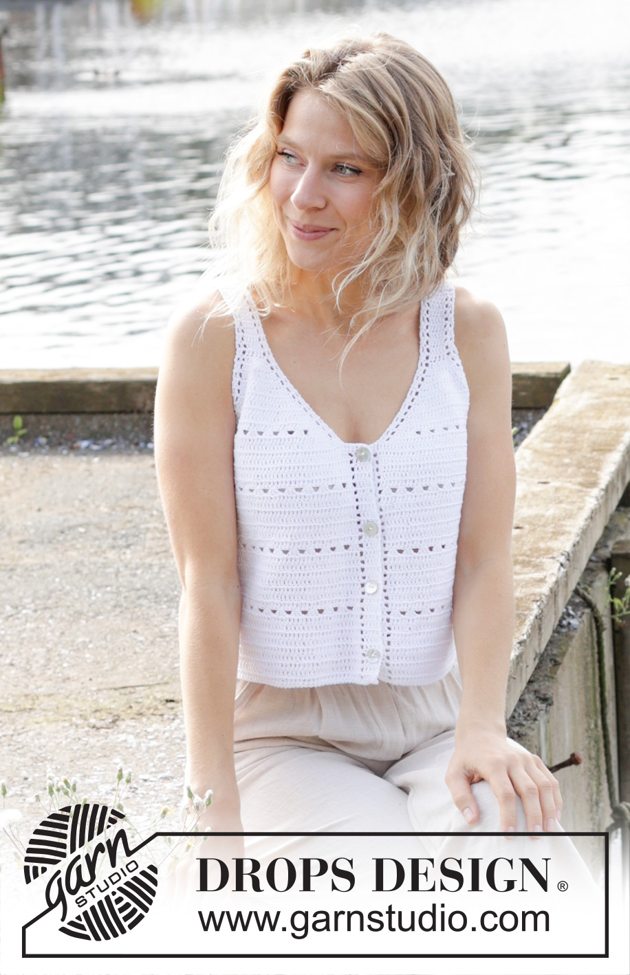 Moonstone Meadow / DROPS 249-26 - Hæklet top / singlet / vest i DROPS Safran. Arbejdet hækles oppefra og ned med stangmasker, hulmønster og V-hals. Størrelse S - XXXL.