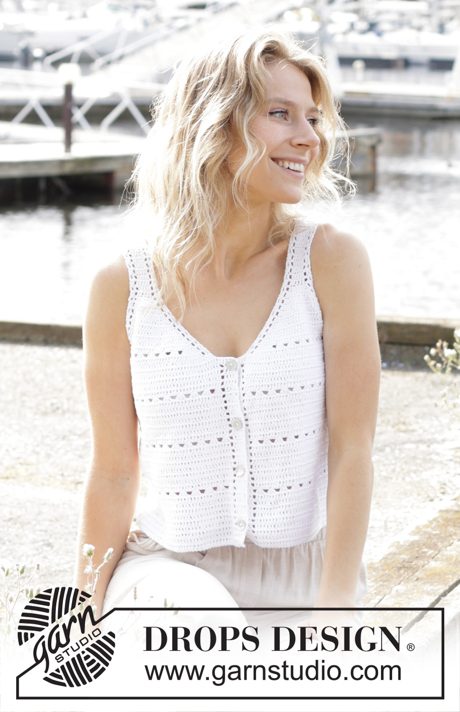 Moonstone Meadow / DROPS 249-26 - Hæklet top / singlet / vest i DROPS Safran. Arbejdet hækles oppefra og ned med stangmasker, hulmønster og V-hals. Størrelse S - XXXL.