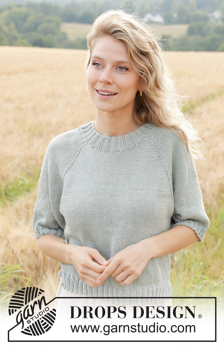 Spring Novel / DROPS 249-34 - Gebreide top/T-shirt in DROPS Muskat of DROPS Merino Extra Fine. Het werk wordt van boven naar beneden gebreid met tricotsteek, raglan, korte mouwen en split in de zijkanten. Maten XS - XXL.