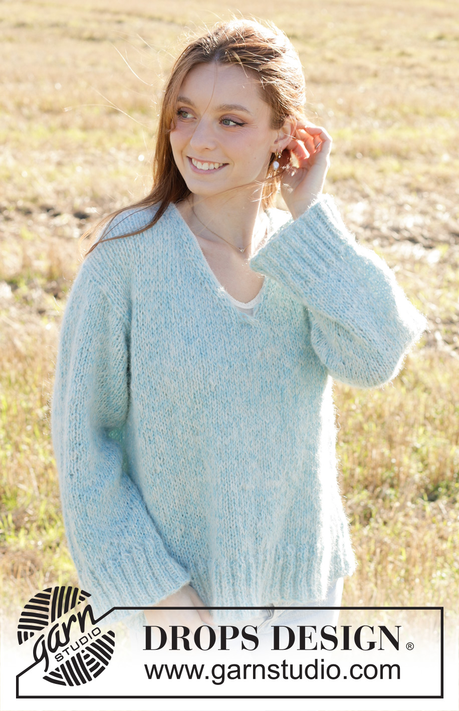 Oversized April / DROPS 249-35 - Strikket bluse i DROPS Alpaca og DROPS Brushed Alpaca Silk. Arbejdet strikkes oppefra og ned med europæisk skulder / skrå skulder, V-hals og I-cord. Størrelse XS - XXL.