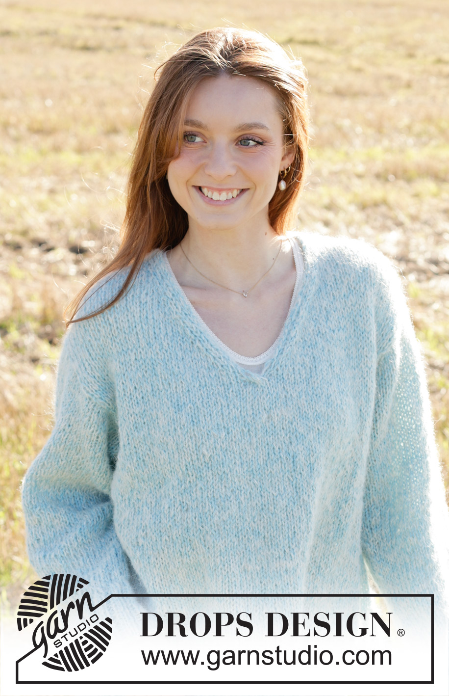 Oversized April / DROPS 249-35 - Strikket bluse i DROPS Alpaca og DROPS Brushed Alpaca Silk. Arbejdet strikkes oppefra og ned med europæisk skulder / skrå skulder, V-hals og I-cord. Størrelse XS - XXL.