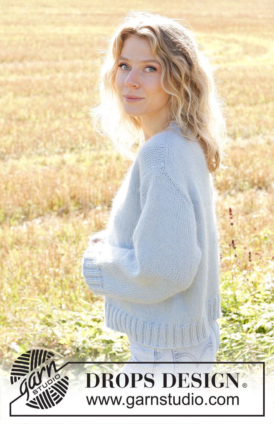 Clear Lake / DROPS 250-12 - Gestrickter Pullover in DROPS Daisy und DROPS Kid-Silk. Die Arbeit wird von oben nach unten mit europäischer Schulter / Schulterschrägung, V-Ausschnitt und I-Cord gestrickt. Größe XS - XXL.