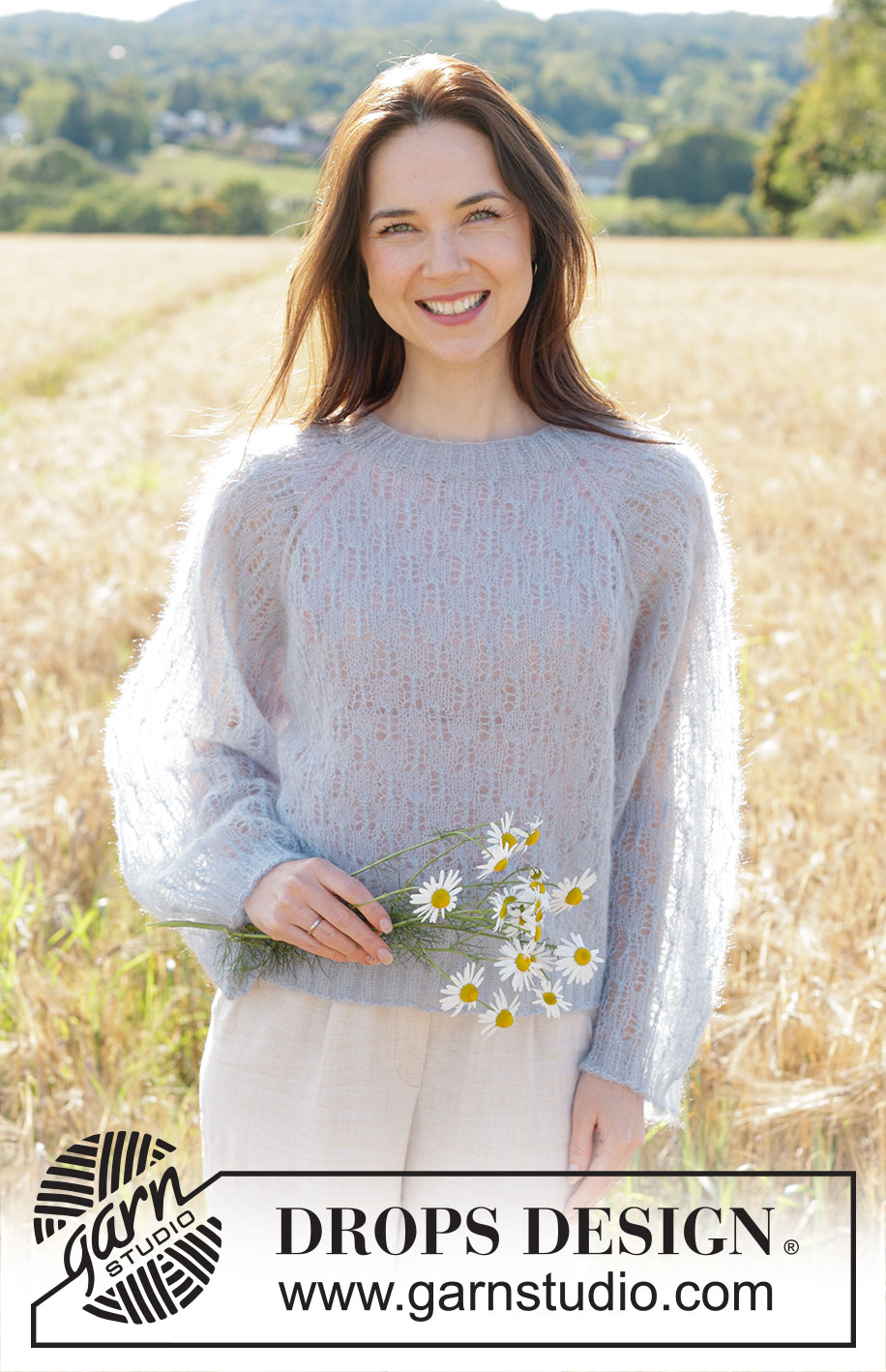 Hazy Dream / DROPS 250-17 - Strikket oversize bluse i DROPS Kid-Silk. Arbejdet strikkes oppefra og ned med raglan, hulmønster og vide ærmer. Størrelse XS - XXL.