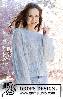 Hazy Dream / DROPS 250-17 - Strikket oversize bluse i DROPS Kid-Silk. Arbejdet strikkes oppefra og ned med raglan, hulmønster og vide ærmer. Størrelse XS - XXL.