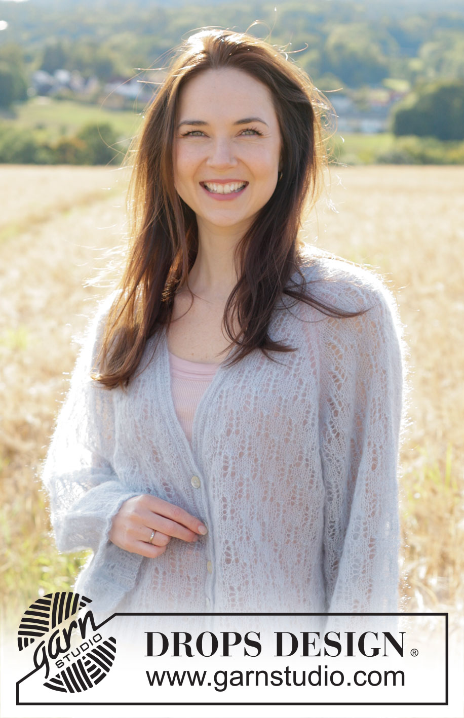 Hazy Dream Cardigan / DROPS 250-18 - Gestrickte Oversize - Jacke in DROPS Kid-Silk. Die Arbeit wird von oben nach unten mit Raglan, V-Ausschnitt, Lochmuster und weiten Ärmeln gestrickt. Größe XS - XXL.