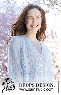 Hazy Dream Cardigan / DROPS 250-18 - Gestrickte Oversize - Jacke in DROPS Kid-Silk. Die Arbeit wird von oben nach unten mit Raglan, V-Ausschnitt, Lochmuster und weiten Ärmeln gestrickt. Größe XS - XXL.