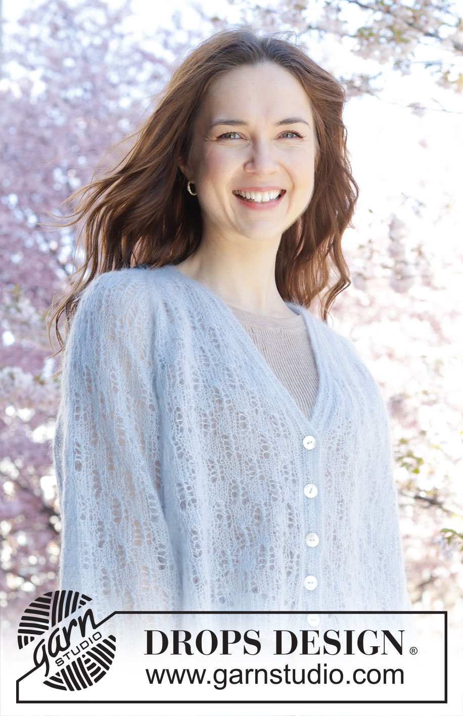 Hazy Dream Cardigan / DROPS 250-18 - Gestrickte Oversize - Jacke in DROPS Kid-Silk. Die Arbeit wird von oben nach unten mit Raglan, V-Ausschnitt, Lochmuster und weiten Ärmeln gestrickt. Größe XS - XXL.