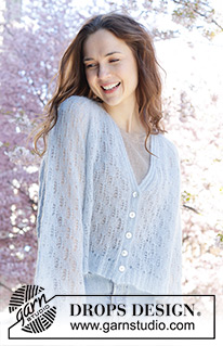 Hazy Dream Cardigan / DROPS 250-18 - Gestrickte Oversize - Jacke in DROPS Kid-Silk. Die Arbeit wird von oben nach unten mit Raglan, V-Ausschnitt, Lochmuster und weiten Ärmeln gestrickt. Größe XS - XXL.