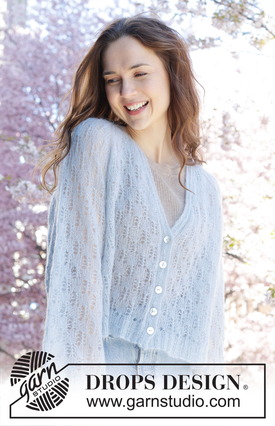 Hazy Dream Cardigan / DROPS 250-18 - Gestrickte Oversize - Jacke in DROPS Kid-Silk. Die Arbeit wird von oben nach unten mit Raglan, V-Ausschnitt, Lochmuster und weiten Ärmeln gestrickt. Größe XS - XXL.