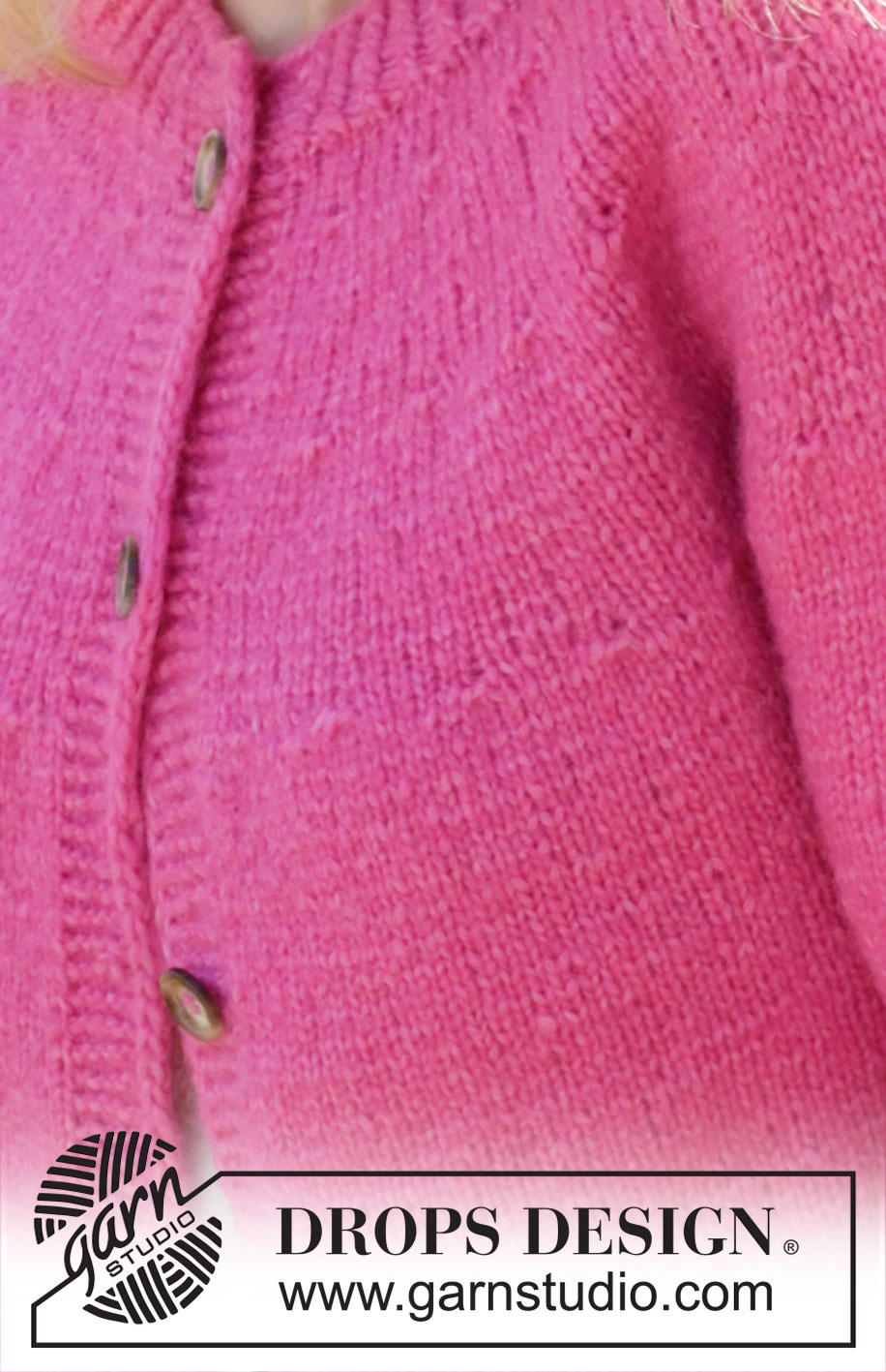 Bright Strawberry Cardigan / DROPS 250-20 - Chaqueta a punto en DROPS Air. La labor está realizada de arriba abajo con canesú redondo y patrón de relieve. Tallas S - XXXL.
