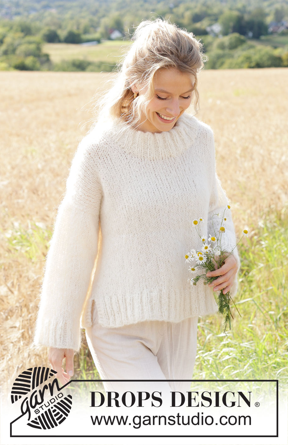 White Bay Ridge / DROPS 250-24 - Gestrickter Pullover in DROPS Melody. Die Arbeit wird von oben nach unten mit Schulterschrägung / europäischer Schulter, Seitenschlitzen und doppelter Halsblende gestrickt. Größe XS - XXL.