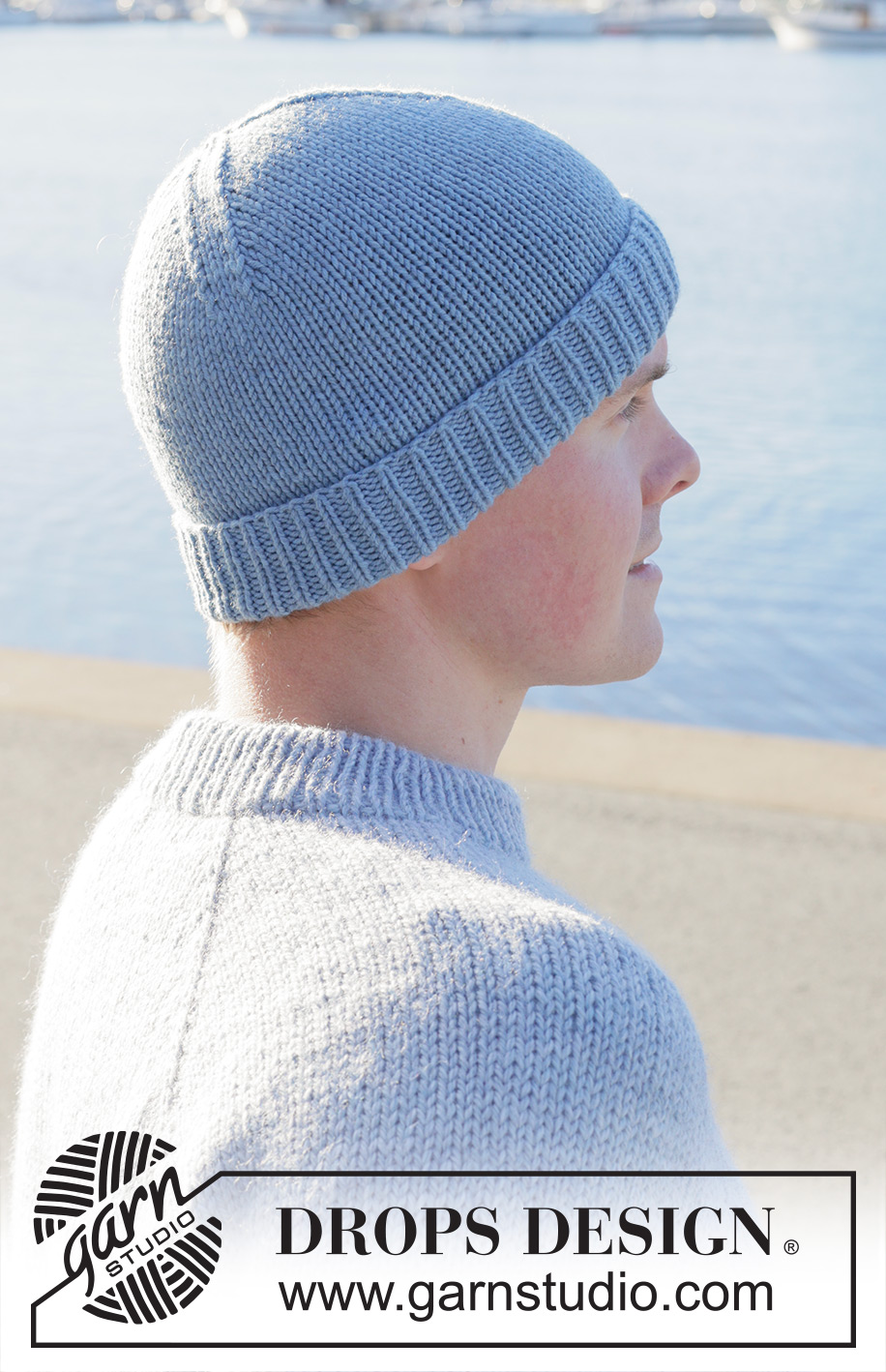 Blue Frost Hat / DROPS 251-13 - Miehen alhaalta ylös neulottu myssy DROPS Big Merino -langasta. Työssä on sileää neuletta ja taitereuna.