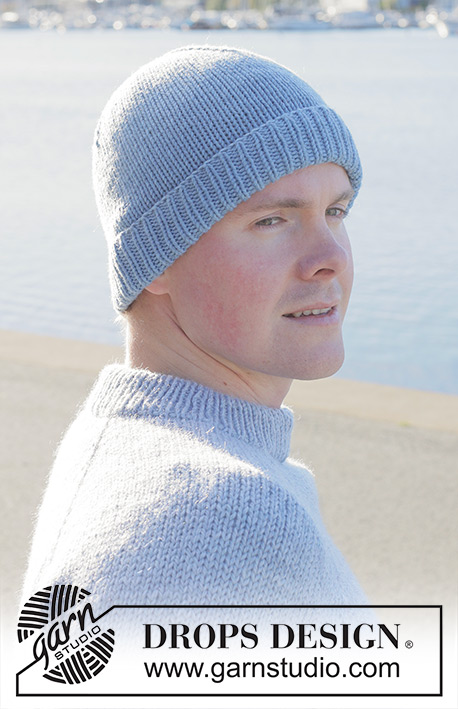 Blue Frost Hat / DROPS 251-13 - Miehen alhaalta ylös neulottu myssy DROPS Big Merino -langasta. Työssä on sileää neuletta ja taitereuna.