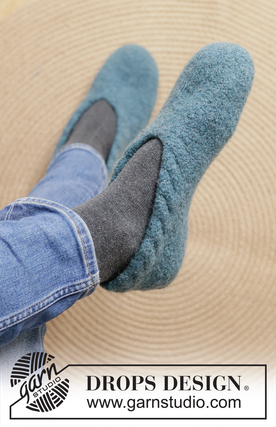 Winter Sleigh Slippers / DROPS 251-17 - Knitted and felted slippers for men in DROPS Alaska. Sizes 38 - 46.