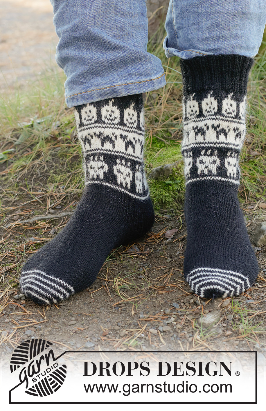 Boo-tiful Feet / DROPS 251-18 - Strikkede sokker til herre i DROPS Nord. Arbeidet strikkes tå opp med kilehæl og flerfarget mønster med katter, gresskar og hodeskaller. Størrelse 38-46. Tema: Halloween.