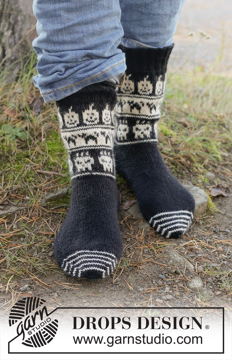 Boo-tiful Feet / DROPS 251-18 - Strikkede sokker til herre i DROPS Nord. Arbeidet strikkes tå opp med kilehæl og flerfarget mønster med katter, gresskar og hodeskaller. Størrelse 38-46. Tema: Halloween.