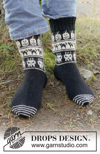 Boo-tiful Feet / DROPS 251-18 - Strikkede sokker til herre i DROPS Nord. Arbeidet strikkes tå opp med kilehæl og flerfarget mønster med katter, gresskar og hodeskaller. Størrelse 38-46. Tema: Halloween.