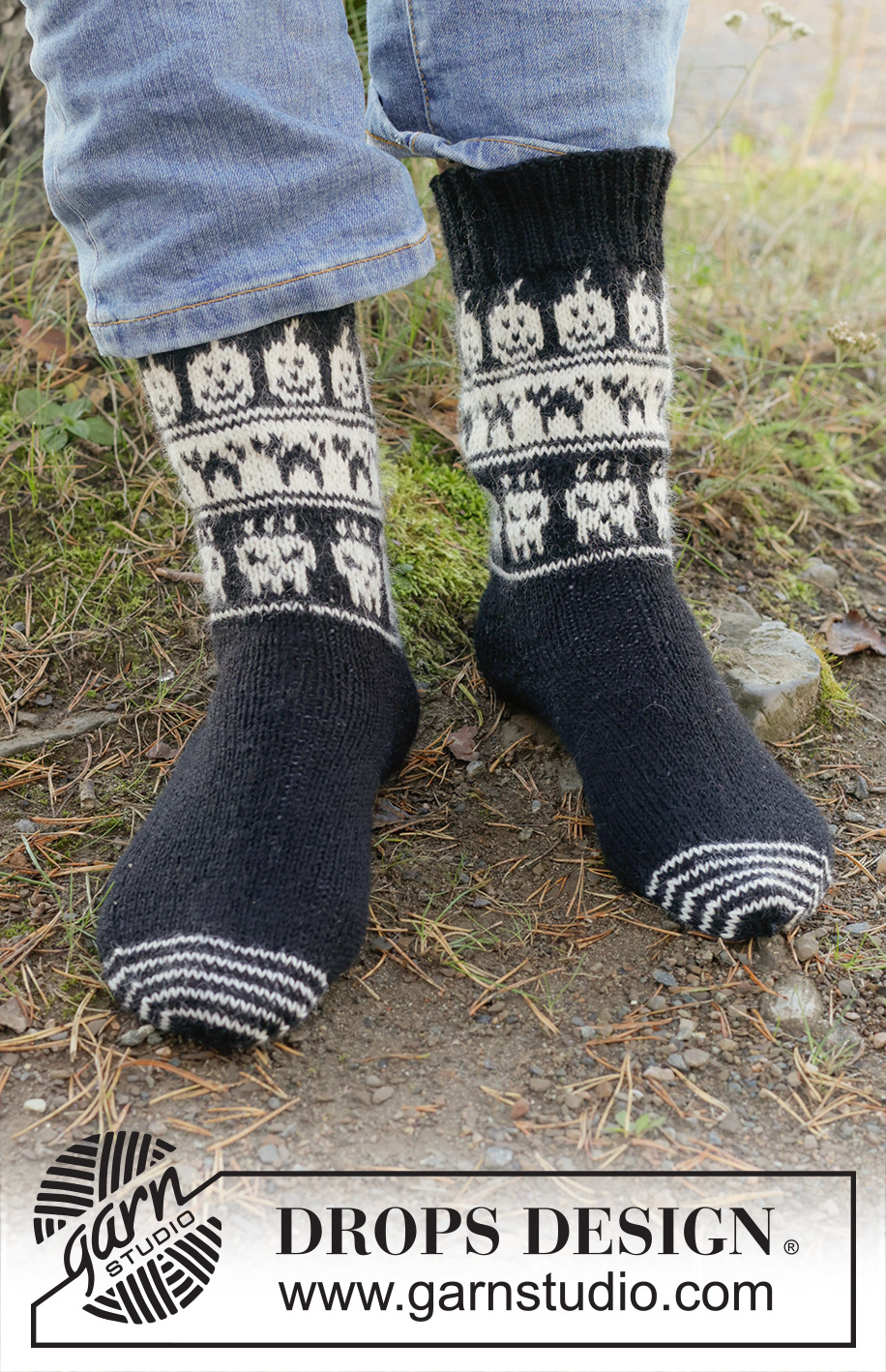 Boo-tiful Feet / DROPS 251-18 - Strikkede sokker til herre i DROPS Nord. Arbeidet strikkes tå opp med kilehæl og flerfarget mønster med katter, gresskar og hodeskaller. Størrelse 38-46. Tema: Halloween.