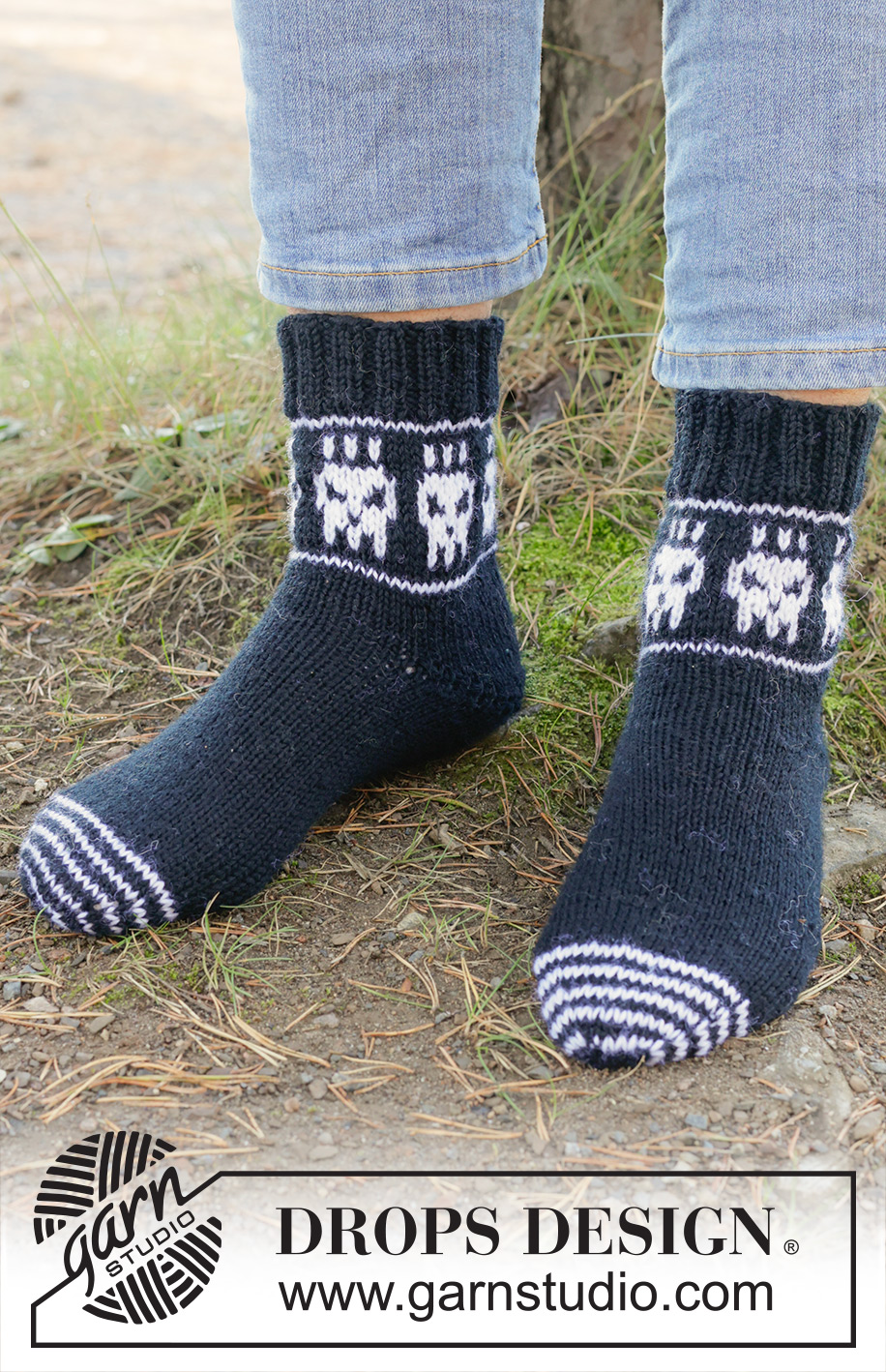 Skeleton Steps Socks / DROPS 251-19 - Knitted socks for men in DROPS Fiesta or DROPS Karisma. The piece is worked from the toe upwards, with a two-colored skull pattern. Sizes 38-46 = US 6-12½. Theme: Halloween.