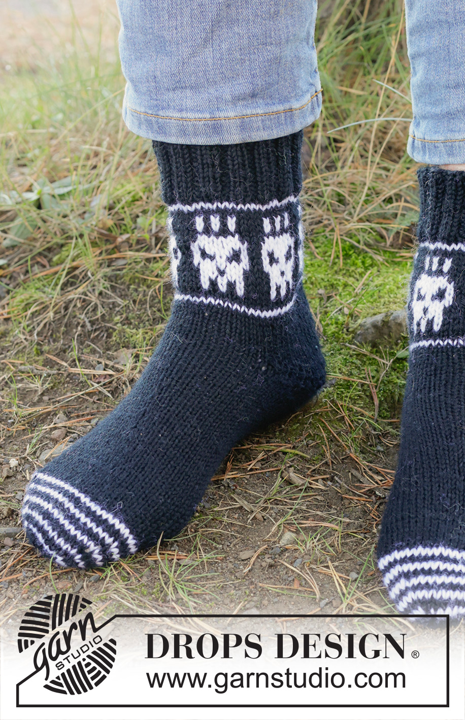 Skeleton Steps Socks / DROPS 251-19 - Knitted socks for men in DROPS Fiesta or DROPS Karisma. The piece is worked from the toe upwards, with a two-colored skull pattern. Sizes 38-46 = US 6-12½. Theme: Halloween.