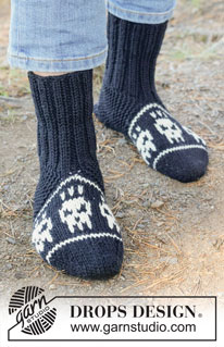 Spooky Toes / DROPS 251-20 - Knitted slippers for men in DROPS Alaska. Piece is worked from the toe and up with multi-colored pattern with skulls. Size 38-46 = US 6 - 12½. Theme: Halloween.