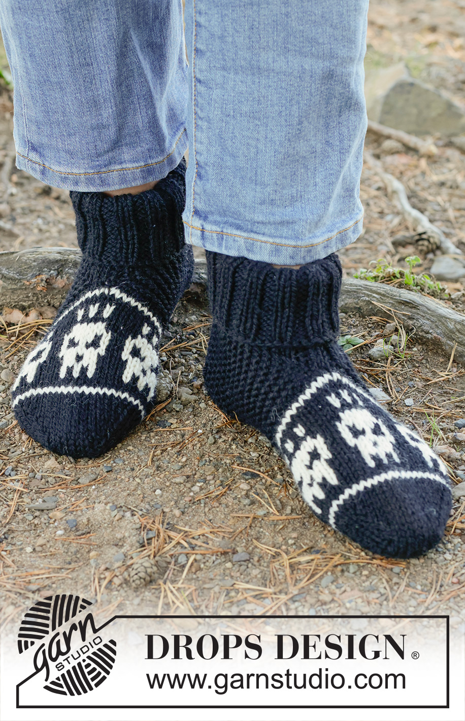 Spooky Toes / DROPS 251-20 - Knitted slippers for men in DROPS Alaska. Piece is worked from the toe and up with multi-colored pattern with skulls. Size 38-46 = US 6 - 12½. Theme: Halloween.