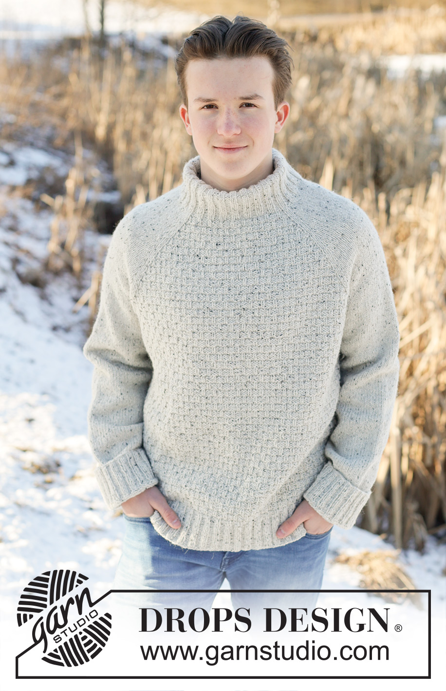 Arctic Horizon / DROPS 251-22 - Jersey de punto para hombre en DROPS Soft Tweed. La pieza está tejida de arriba hacia abajo con raglán, cuello doble y patrón en relieve. Tallas XS – XXXL.