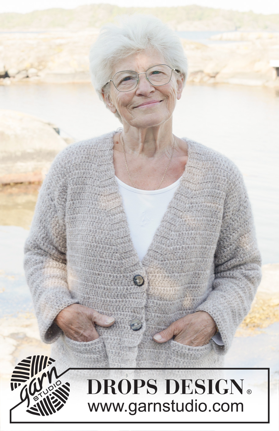 Silver Moon Cardigan / DROPS 252-19 - Hæklet oversize cardigan i DROPS Air. Arbejdet hækles oppefra og ned med stangmasker, v-hals og lommer. Størrelse XS - XXL.